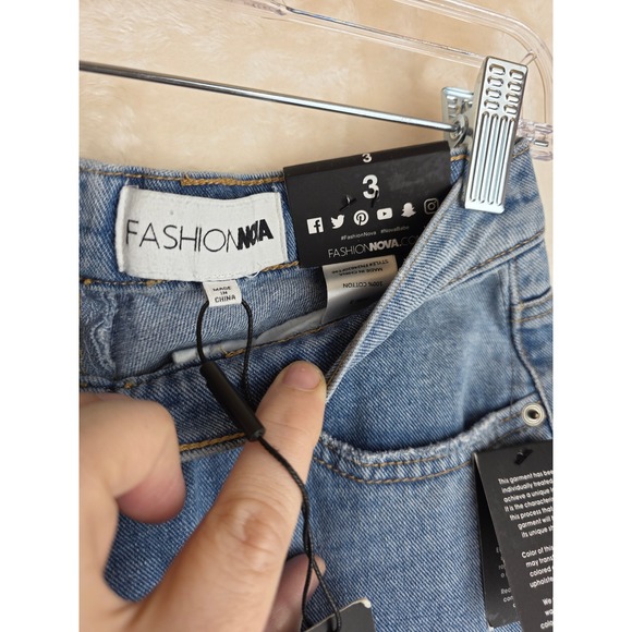 Fashion Nova Light Wash Distressed Flare Jeans Front Zipper Women's Size 3 NWT - Picture 6 of 11